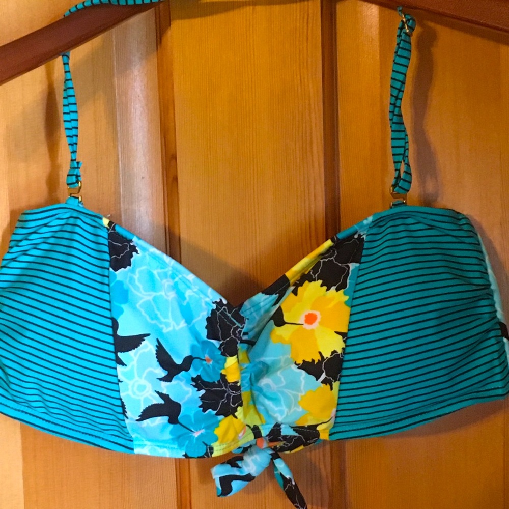 Beautiful bikini top sz XL beautiful colours!